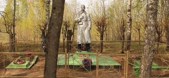 д. Поляне Пушкиногорского р-на. Памятник, установленный на братской могиле советских воинов, погибших в 1944 году.