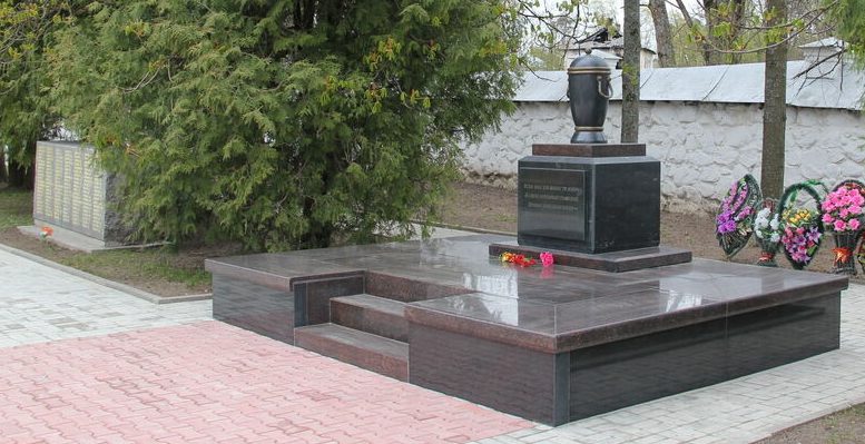 п. Пушкинские Горы. Братская могила советских воинов, погибших в годы войны.