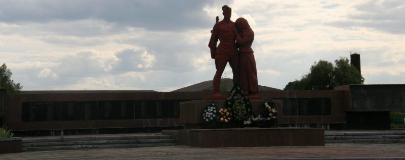 с. Рея Бердичевского р-на. Памятник, установленный на братской могиле, в которой похоронено 68 советских воинов.