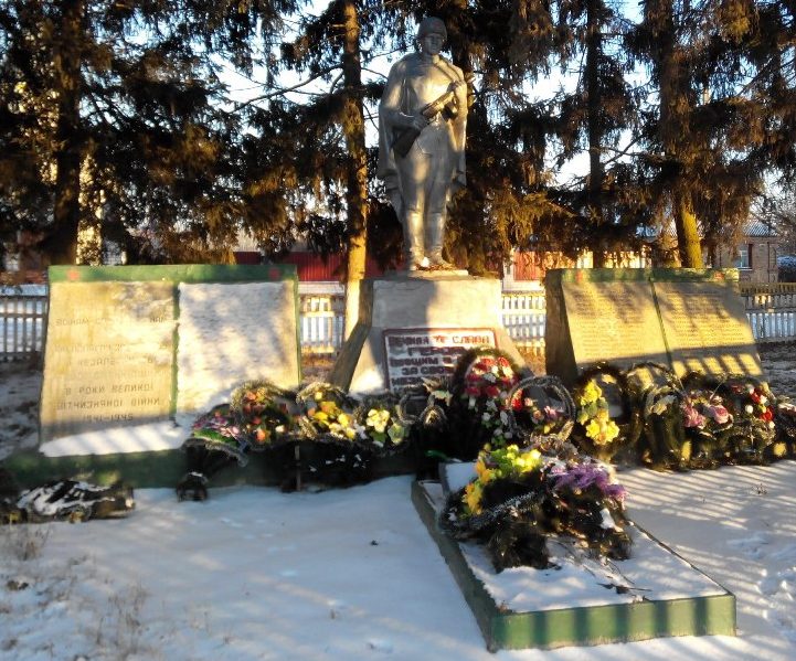 с. Скаковка Бердичевского р-на. Братская могила советских воинов и памятный знак погибшим землякам. 
