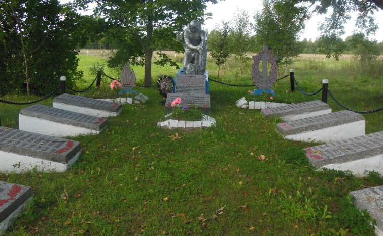 д. Бичи Пыталовского р-на. Братская могила советских воинов, погибших в 1944 году.