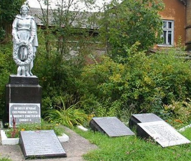 д. Вышгородок Пыталовского р-на. Памятник, установленный на братской могиле советских воинов, погибших в годы войны.