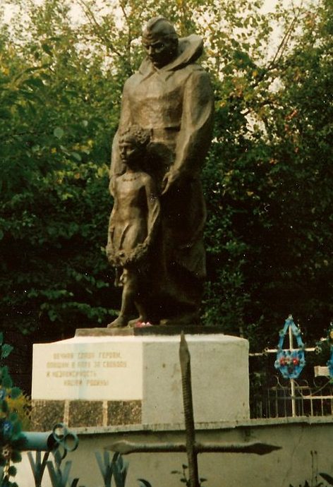 с. Старый Солотвин Бердичевского р-на. Памятник, установленный на братской могиле, в которой похоронено 127 советских воинов. 