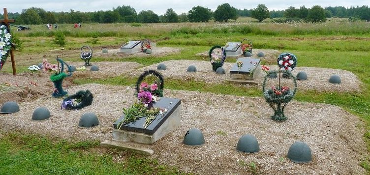Братские могилы перезахороненных останков советских воинов.