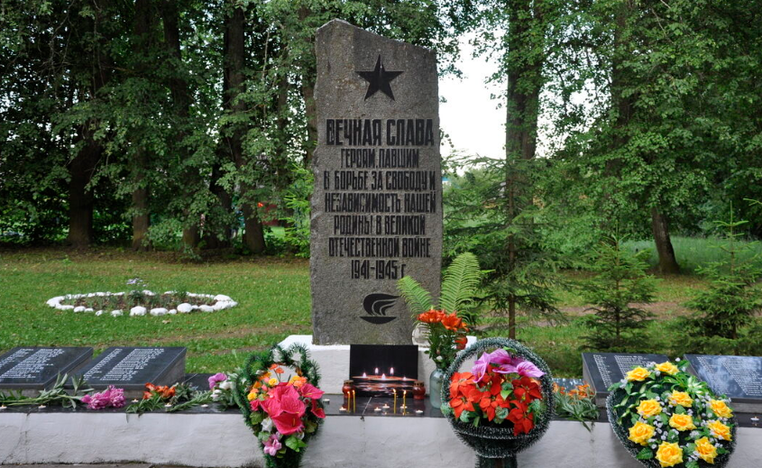 с. Качаново Палкинского р-на. Братская могила воинов, погибших в 1944 году.