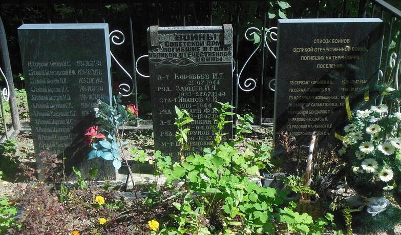 д. Пустое Воскресенье Пыталовского р-на. Братские могилы советских воинов.