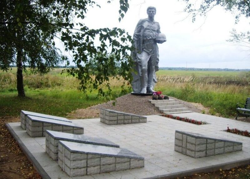 д. Огнянниково Палкинского р-на. Памятник, установленный на братской могиле советских воинов.