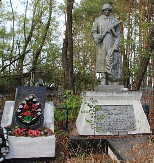 с. Дубровка Брусиловского р-на. Памятник, установленный на братской могиле, в которой похоронено 124 советских воинов и памятный знак воинам-односельчанам.