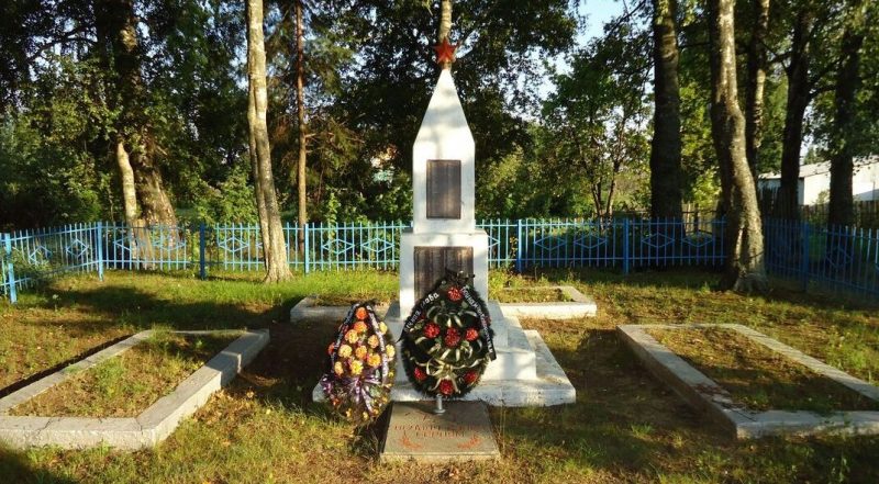 д. Колпино Невельского р-на. Обелиск, установленный в 1948 году на братской могиле советских воинов, погибших при освобождении Невельского района.