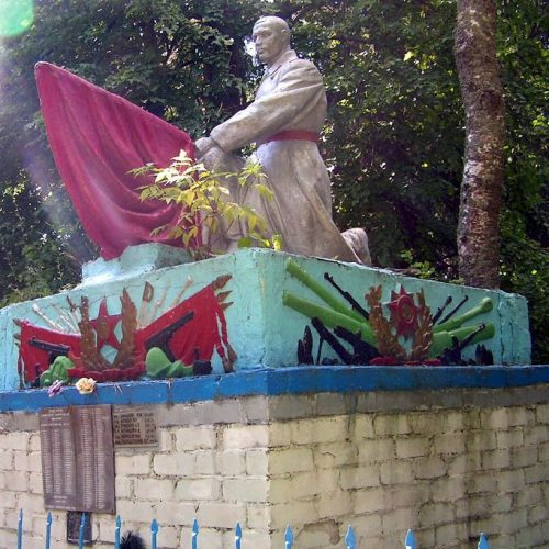 д. Красный Поселок Невельского р-на. Памятник, установленный в 1960 году на братской могиле, в которой похоронено 177 советских воинов.