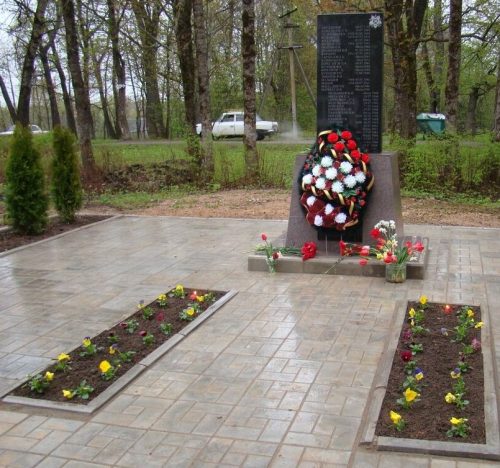 д. Родовое Палкинского р-на. Братская могила советских воинов, погибших в 1944 году.