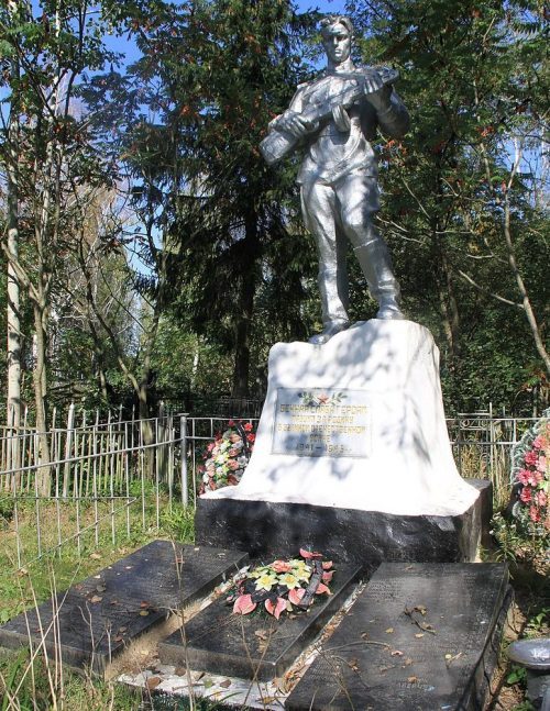 с. Лазаревка Брусиловского р-на. Братская могила, в которой похоронено 50 советских воинов.