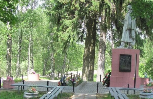 д. Бояриново Себежского р-на. Памятник, установленный на братской могиле советских воинов. Здесь же похоронен Герой Советского Союза Уразов Чутак.