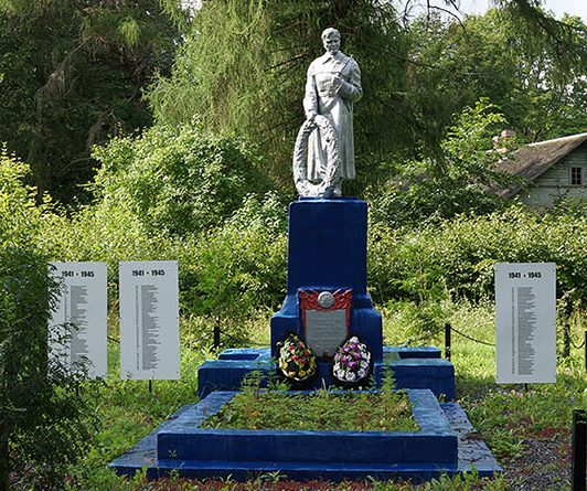 д. Глембочино Себежского р-на. Памятник, установленный на братской могиле советских воинов, погибших в 1944 году.