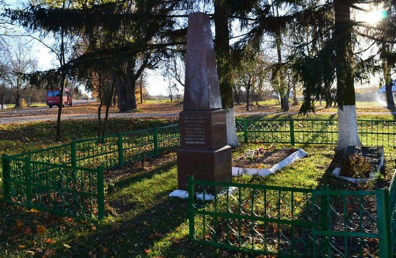 с. Сантарка Коростенского р-на. Братские могилы, в которых похоронено 14 советских воинов и партизан.