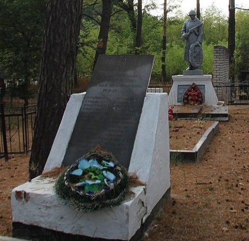 с. Ястребенька Брусиловского р-на. Братская могила, в которой похоронено 203 советских воинов и памятник воинам-односельчанам.
