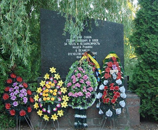 с. Сингаи Коростенского р-на. Братская могила, в которой похоронено 125 советских воинов и памятник воинам-односельчанам. 