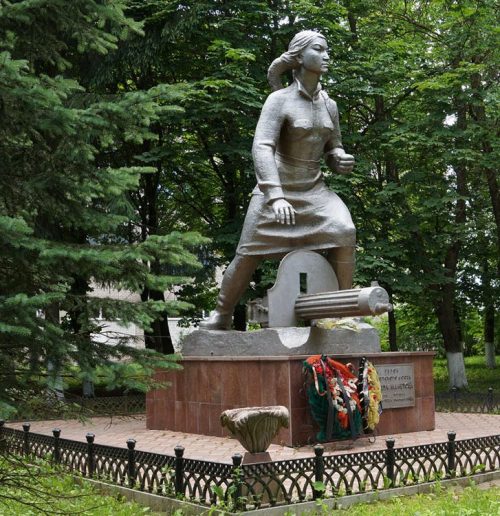 г. Невель. Памятник Герою Советского Союза Маншук Маметовой, установленный в 1979 году.