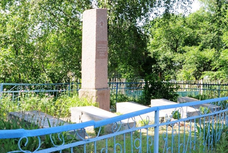 с. Стремигород Коростенского р-на. Братская могила, в которой захоронено 123 советских воинов.