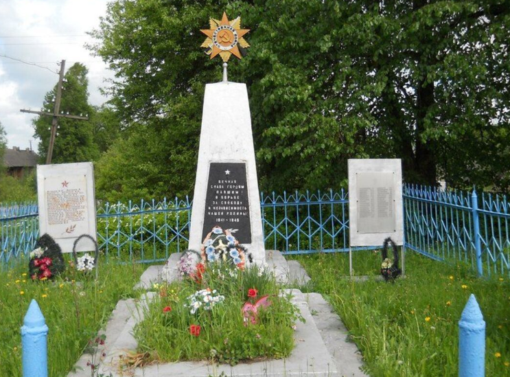 д. Дубровка Себежского р-на. Братская могила советских воинов, погибших в 1944 году.