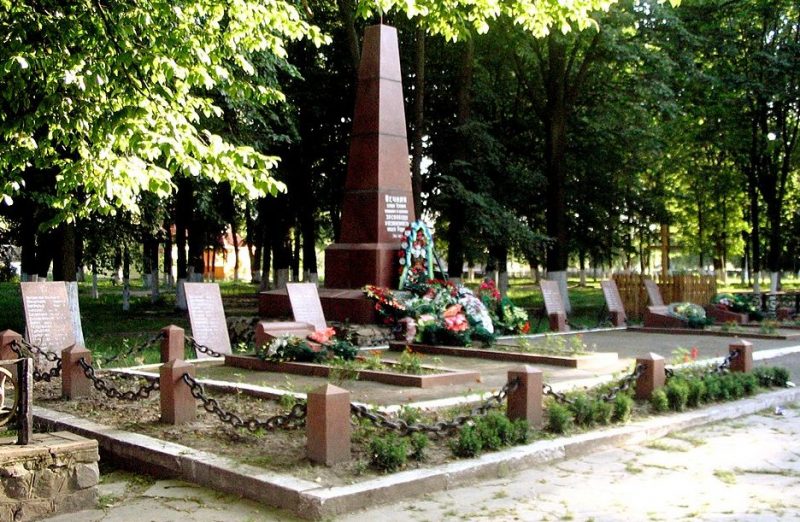 п. Емильчино (Куйбышево). Памятник, установленный на братской могиле, в которой похоронено 115 советских воинов и партизан, павших в боях за поселок и памятный знак погибшим землякам.