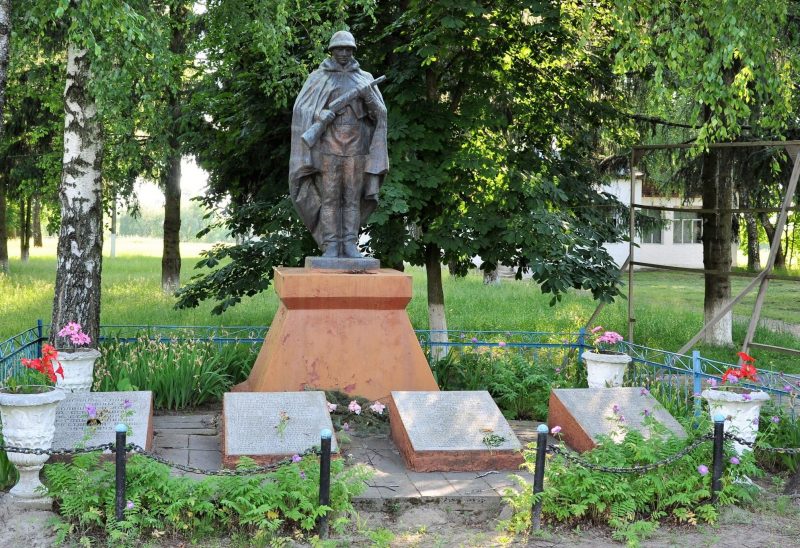 с. Стремигород Коростенского р-на. Памятник, установленный на братской могиле, в которой захоронено 102 советских воинов.