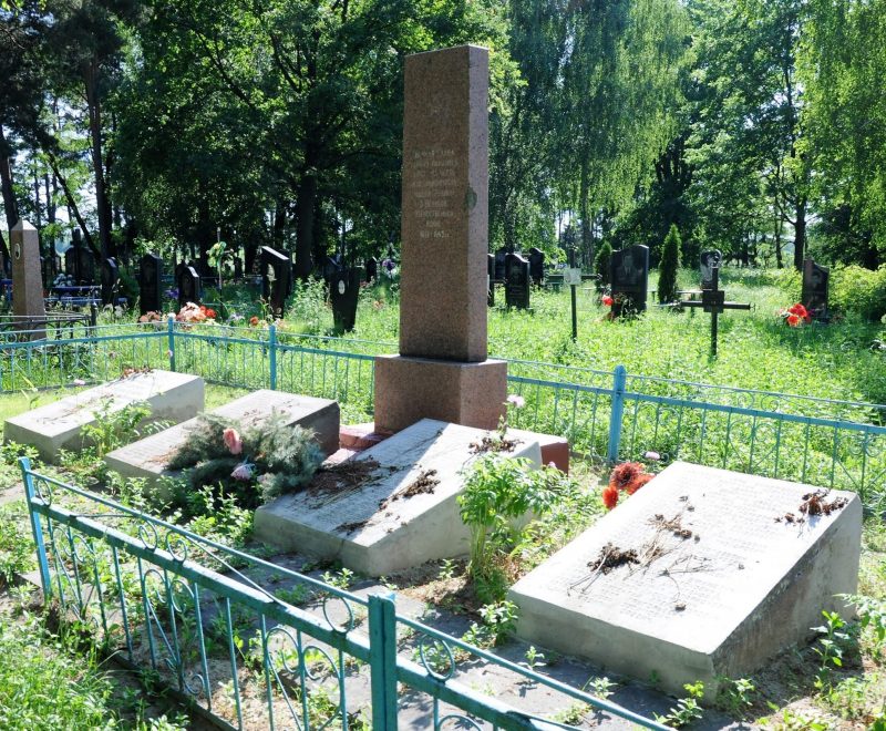 с. Стремигород Коростенского р-на. Братская могила на кладбище, где захоронено 89 советских воинов.
