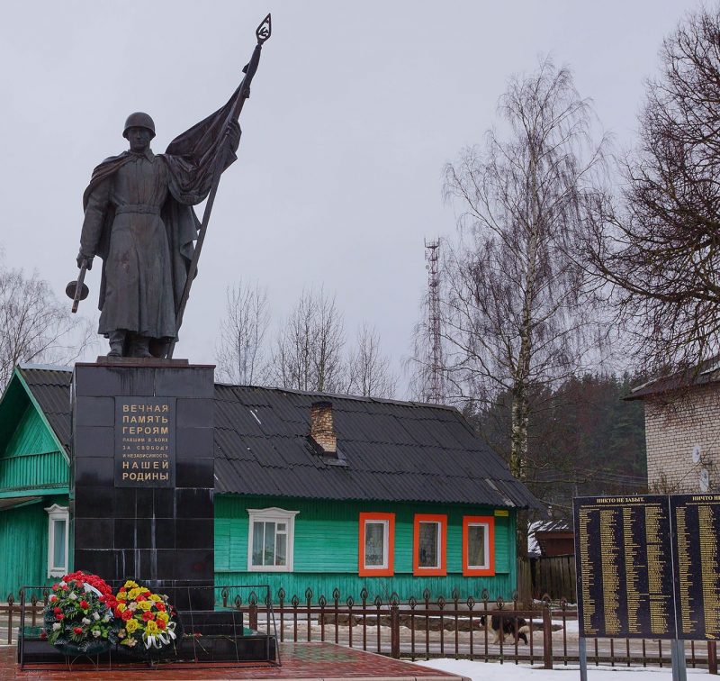 п. Идрица Себежского р-на. Памятник, установленный на братской могиле советских воинов и партизан.