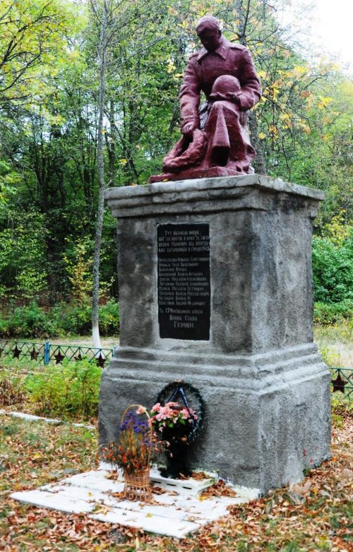 с. Ушомир Коростенского р-на. Памятник, установленный на братской могиле, в которой похоронено 189 советских воинов.