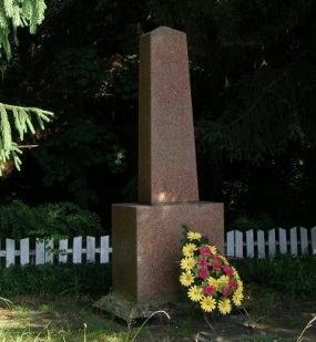 с. Зосимовка Емильчинского р-на. Братская могила 193 советских воинов, погибших в боях за село в 1941 году.