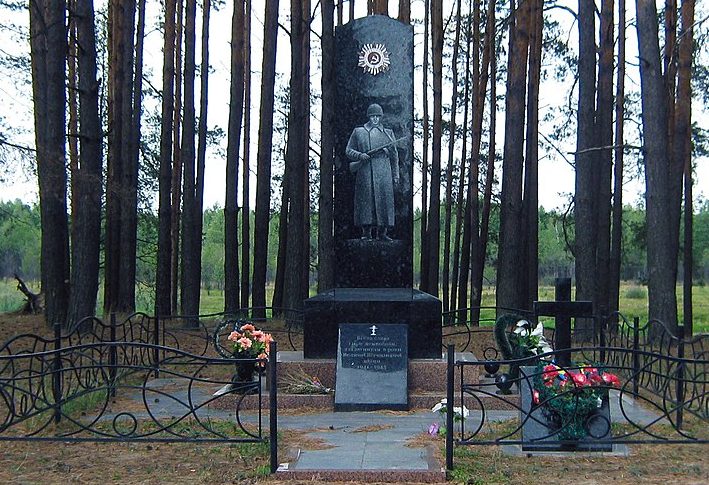 с. Ушомир Коростенского р-на. Братская могила советских воинов, в которой похоронено 288 советских воинов.