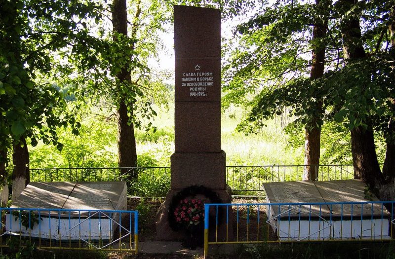 с. Ушомир (станция) Коростенского р-на. Братская могила 82 советских воинов.