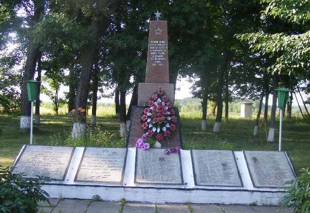 с. Шершни Коростенского р-на. Братская могила воинов, погибших при освобождении села и памятный знак погибшим односельчанам.
