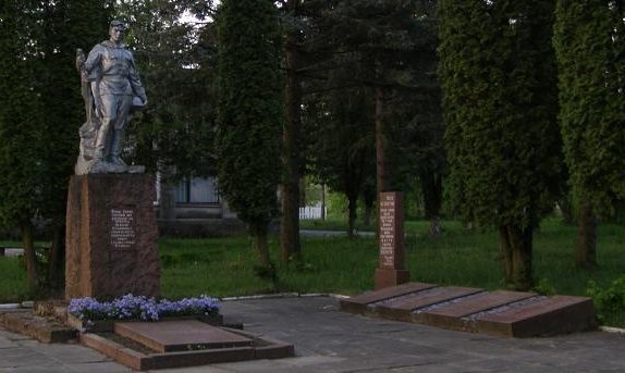  с. Рыхальское Емильчинского р-на. Братская могила советских воинов.