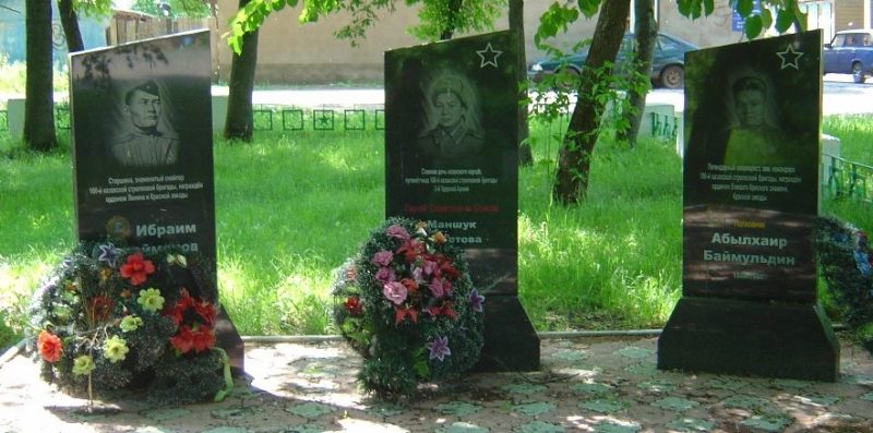 Памятники воинам-героям 100-й стрелковой бригады: Маншук Маметовой, Абылхаиру Баймульдину, Ибраиму Сулейменову.