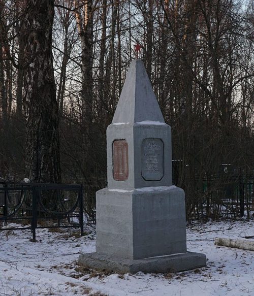 г. Невель. Обелиск, установленный на братской могиле советским воинам.