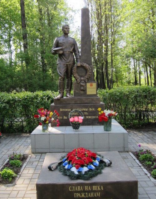 д. Новый Изборск Печорского р-на. Памятник, установленный на братской могиле советских воинов, погибших в 1944 г.