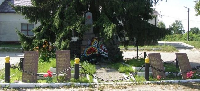 п. Яблонец Емильчинского р-на. Братская могила воинов, погибших в боях за поселок и памятный знак погибшим землякам. 