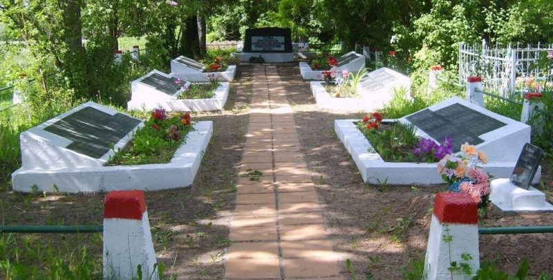 д. Паниковичи Печорского р-на. Братское кладбище «Кривая верста», где захоронено 226 советских воинов.