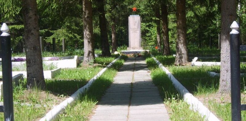 г. Печоры, 41-й км шоссе Псков-Рига. Братская могила советских воинов, погибших в 1944 году.