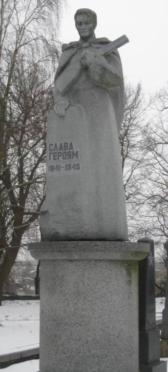 Памятник на братской могиле воинов-освободителей.