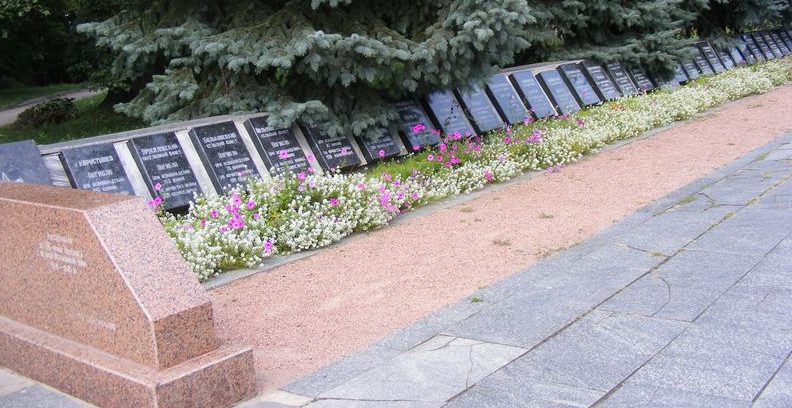 Мемориальные плиты с числом погибших в сельсоветах Коростышевского района.