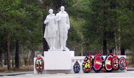 г. Печоры. Монумент в память о погибших героях Великой Отечественной войны «Никто не забыт, ничто не забыто» открытый в 1974 году в городском парке у площади Победы.