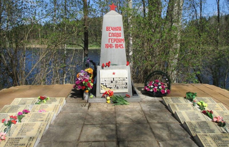 д. Ротово Печорского р-на. Братская могила советских воинов, погибших в 1944 году.