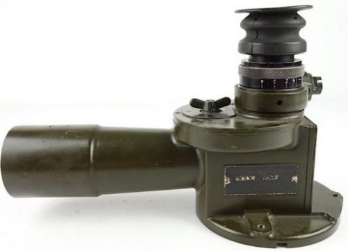 Угловой оптический прицел «Minneapolis Honywell Reg. Co.» М17 к 155-мм гаубице для стрельбы прямой наводкой. Он также устанавливался в некоторых моделях танках.