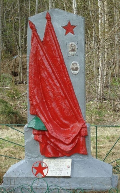 Плюсский р-н, между деревнями Почап и Комарово. Братская могила советских воинов, погибших в 1944 году.