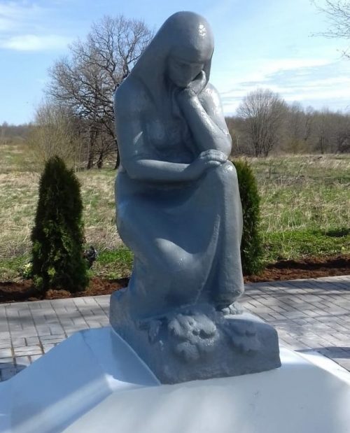 д. Замошье Плюсского р-на. Памятник «Скорбящая мать».