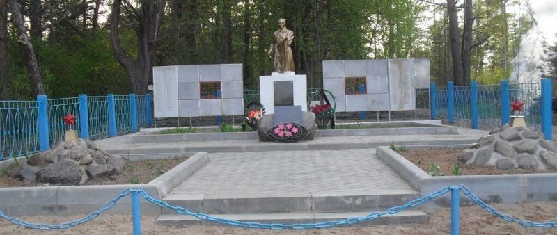д. Чайки Себежского р-на. Братская могила воинов, погибших в 1944 году. Здесь же похоронен Герой Советского Союза Толстухо В.И.