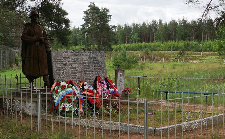 д. Опухлики Невельского р-на. Братская могила военнопленных, погибших в 1941 - 1943 гг. в фашистском концлагере.