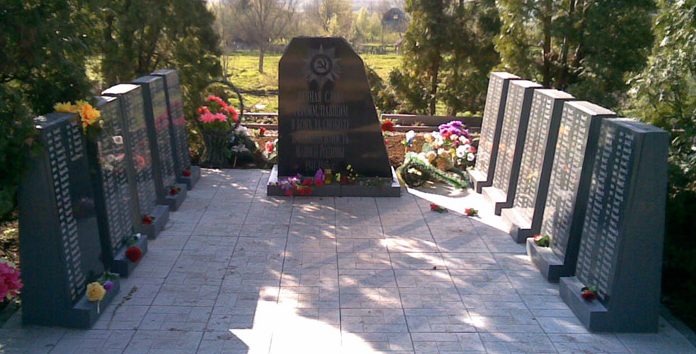д. Заполье Плюсского р-на. Братская могила советских воинов, погибших в 1944 года.